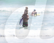 EXKLUSIV - Eric Johnson surft mit seinen Kindern bei Malibu