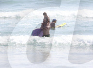 EXKLUSIV - Eric Johnson surft mit seinen Kindern bei Malibu