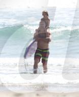 EXKLUSIV - Eric Johnson surft mit seinen Kindern bei Malibu
