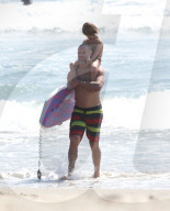 EXKLUSIV - Eric Johnson surft mit seinen Kindern bei Malibu
