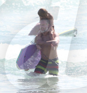 EXKLUSIV - Eric Johnson surft mit seinen Kindern bei Malibu
