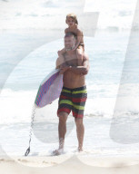 EXKLUSIV - Eric Johnson surft mit seinen Kindern bei Malibu