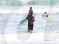 EXKLUSIV - Eric Johnson surft mit seinen Kindern bei Malibu