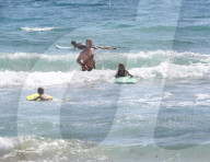 EXKLUSIV - Eric Johnson surft mit seinen Kindern bei Malibu