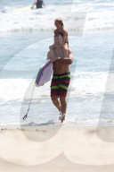 EXKLUSIV - Eric Johnson surft mit seinen Kindern bei Malibu