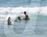 EXKLUSIV - Eric Johnson surft mit seinen Kindern bei Malibu