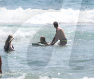 EXKLUSIV - Eric Johnson surft mit seinen Kindern bei Malibu