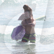 EXKLUSIV - Eric Johnson surft mit seinen Kindern bei Malibu