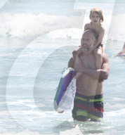 EXKLUSIV - Eric Johnson surft mit seinen Kindern bei Malibu