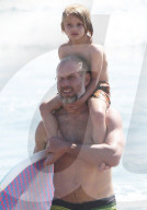 EXKLUSIV - Eric Johnson surft mit seinen Kindern bei Malibu
