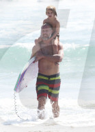 EXKLUSIV - Eric Johnson surft mit seinen Kindern bei Malibu