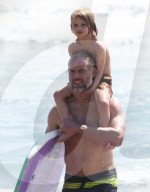 EXKLUSIV - Eric Johnson surft mit seinen Kindern bei Malibu