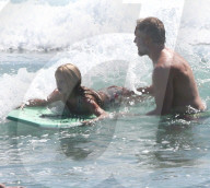 EXKLUSIV - Eric Johnson surft mit seinen Kindern bei Malibu
