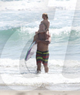 EXKLUSIV - Eric Johnson surft mit seinen Kindern bei Malibu