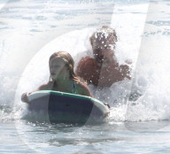 EXKLUSIV - Eric Johnson surft mit seinen Kindern bei Malibu