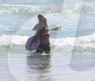 EXKLUSIV - Eric Johnson surft mit seinen Kindern bei Malibu