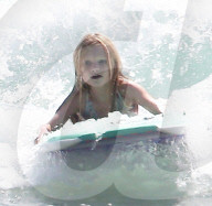 EXKLUSIV - Eric Johnson surft mit seinen Kindern bei Malibu