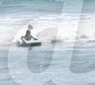 EXKLUSIV - Eric Johnson surft mit seinen Kindern bei Malibu