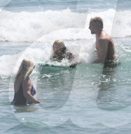 EXKLUSIV - Eric Johnson surft mit seinen Kindern bei Malibu