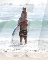 EXKLUSIV - Eric Johnson surft mit seinen Kindern bei Malibu