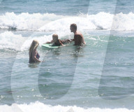 EXKLUSIV - Eric Johnson surft mit seinen Kindern bei Malibu