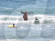 EXKLUSIV - Eric Johnson surft mit seinen Kindern bei Malibu