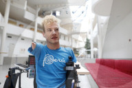 FEATURE - Janis McDavid lebt ohne Arme und Beine
