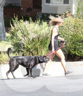 PEOPLE - Shauna Sexton führt ihren Hund Gassi