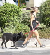PEOPLE - Shauna Sexton führt ihren Hund Gassi