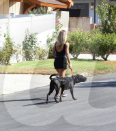 PEOPLE - Shauna Sexton führt ihren Hund Gassi
