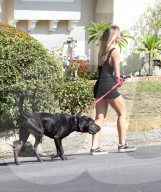 PEOPLE - Shauna Sexton führt ihren Hund Gassi