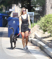 PEOPLE - Shauna Sexton führt ihren Hund Gassi