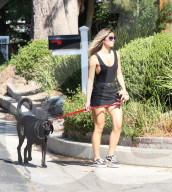 PEOPLE - Shauna Sexton führt ihren Hund Gassi
