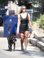 PEOPLE - Shauna Sexton führt ihren Hund Gassi