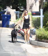 PEOPLE - Shauna Sexton führt ihren Hund Gassi