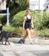 PEOPLE - Shauna Sexton führt ihren Hund Gassi