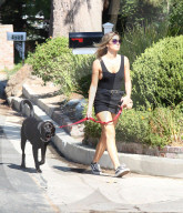 PEOPLE - Shauna Sexton führt ihren Hund Gassi