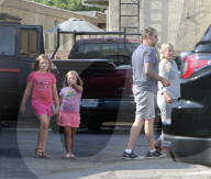 EXKLUSIV - Tori Spelling und Dean McDermott kaufen nach Testfahrt ein neues Auto