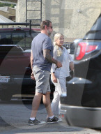 EXKLUSIV - Tori Spelling und Dean McDermott kaufen nach Testfahrt ein neues Auto