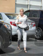 EXKLUSIV - Tori Spelling und Dean McDermott kaufen nach Testfahrt ein neues Auto