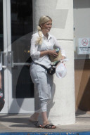 EXKLUSIV - Tori Spelling und Dean McDermott kaufen nach Testfahrt ein neues Auto