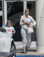 EXKLUSIV - Tori Spelling und Dean McDermott kaufen nach Testfahrt ein neues Auto