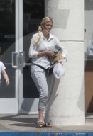 EXKLUSIV - Tori Spelling und Dean McDermott kaufen nach Testfahrt ein neues Auto