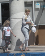 EXKLUSIV - Tori Spelling und Dean McDermott kaufen nach Testfahrt ein neues Auto