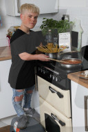 SCHICKSAL - Kein Topfgucker: Kleinwüchsiger Teenager darf nicht in Kochkurs