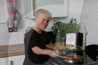 SCHICKSAL - Kein Topfgucker: Kleinwüchsiger Teenager darf nicht in Kochkurs