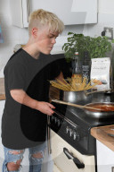 SCHICKSAL - Kein Topfgucker: Kleinwüchsiger Teenager darf nicht in Kochkurs