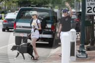 EXKLUSIV - Paul McCartney und Nancy Shevell führen ihre Hunde Gassi in den Hamptons