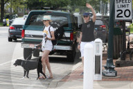 EXKLUSIV - Paul McCartney und Nancy Shevell führen ihre Hunde Gassi in den Hamptons