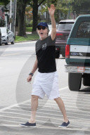 EXKLUSIV - Paul McCartney und Nancy Shevell führen ihre Hunde Gassi in den Hamptons